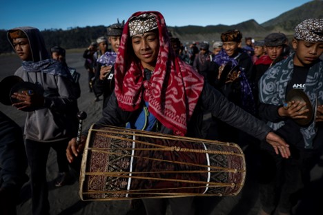 Tenggerese Hindu worshippers play a traditional music instrument known as ‘Ketipung’ during a ritual ahead of the Yadnya Kasada festival, at the Sea of Sands of Mount Bromo, Probolinggo, East Java, Indonesia, June 20, 2024. Photo: Reuters
