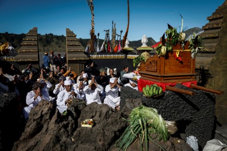 Tenggerese Hindu worshippers pray during a ritual at the Watuwungkuk altar , ahead of the Yadnya Kasada festival in the Sea of Sands of Mount Bromo, Probolinggo, East Java, Indonesia, June 20, 2024. Photo: Reuters