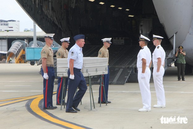 American soldiers receive the remains thought to belong to an American serviceman. Photo: Truong Trung / Tuoi Tre
