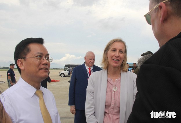 Vietnamese Deputy Minister of Foreign Affairs Ha Kim Ngoc (L) and U.S. Consul General in Ho Chi Minh City Susan Burns (C). Photo: Truong Trung / Tuoi Tre