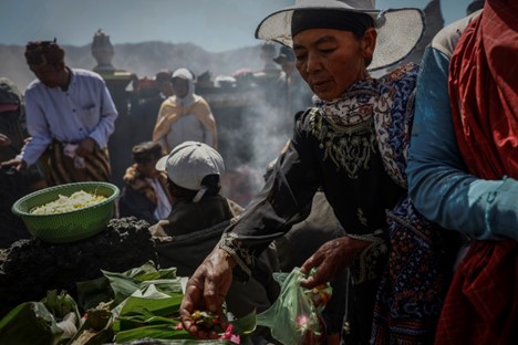 Asih places her offerings at the Watuwungkuk altar during the Yadnya Kasada festival in Mount Bromo, Probolinggo, East Java, Indonesia, June 22, 2024. Photo: Reuters