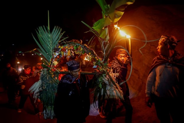 Tenggerese Hindu worshippers carry an offering made of crops, vegetables, fruits, and flowers, known as ‘Ongkek,’ as they walk towards Mount Bromo’s crater during the Yadnya Kasada festival in Probolinggo, East Java, Indonesia, June 22, 2024. Photo: Reuters