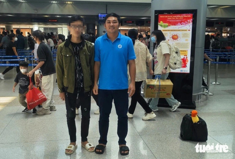 Zheng Huanyi (L) and Ha Tuan Minh, director of Winner International Travel Co. Ltd. in Phu Quoc, an island city off Kien Giang Province, southern Vietnam pose for a photo at Tan Son Nhat International Airport in Ho Chi Minh City. Photo: Tien Minh / Tuoi Tre