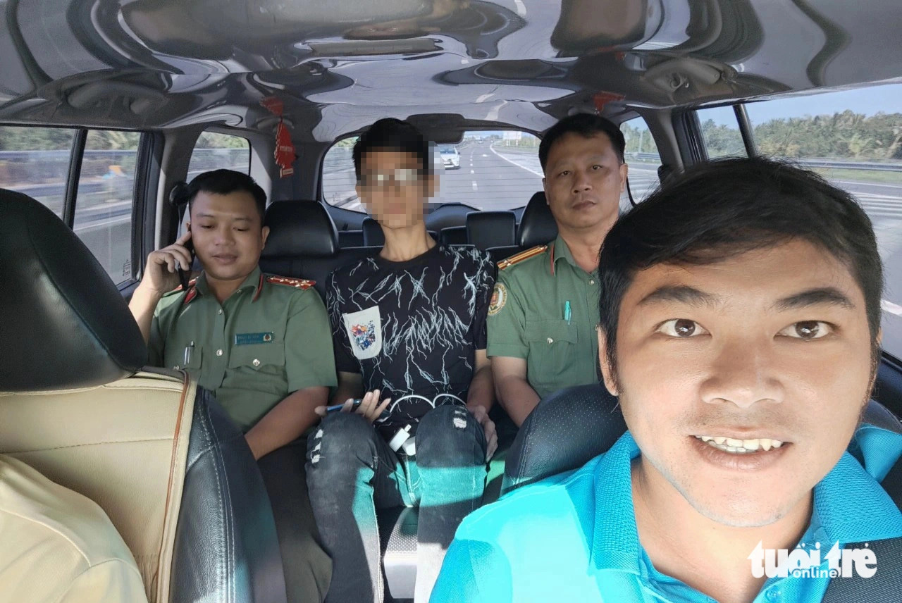 Police officers of Vietnam’s Kien Giang Province take Zheng Huanyi to Tan Son Nhat International Airport in Ho Chi Minh City to return to his hometown in China. Photo: Tien Minh / Tuoi Tre