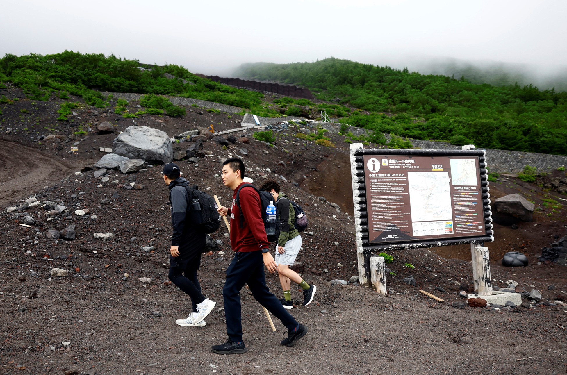 Japan imposes new fees on Mount Fuji climbers to limit tourists - Ảnh 1.