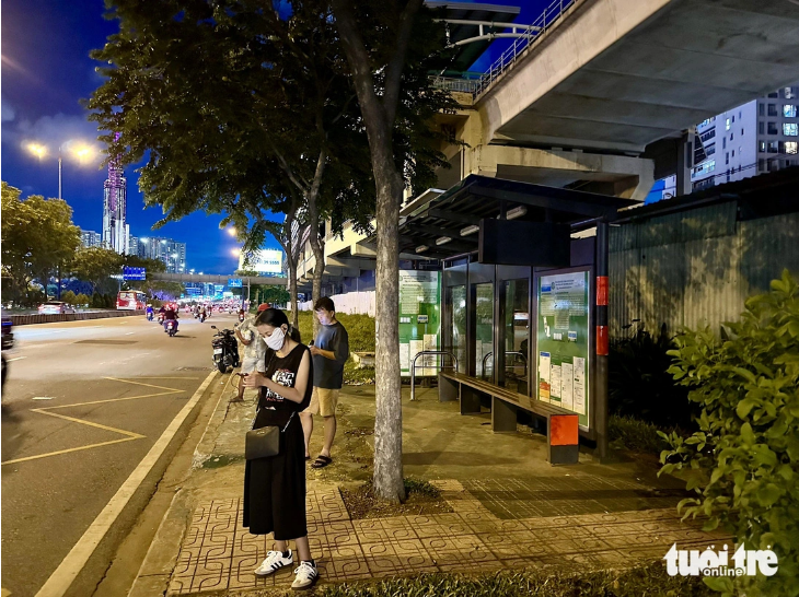 Commuters tend to stand in bright areas instead of sitting in the dark. Photo: Ngoc Quy / Tuoi Tre