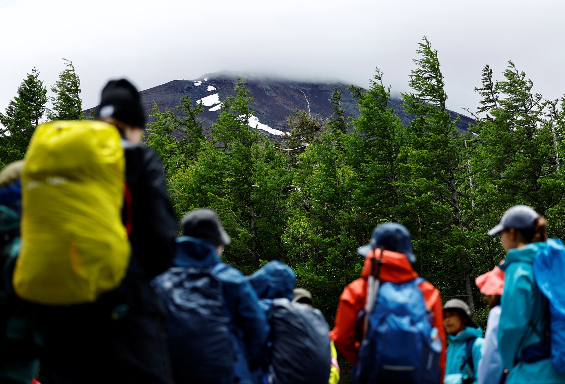 Japan imposes new fees on Mount Fuji climbers to limit tourists - Ảnh 3.