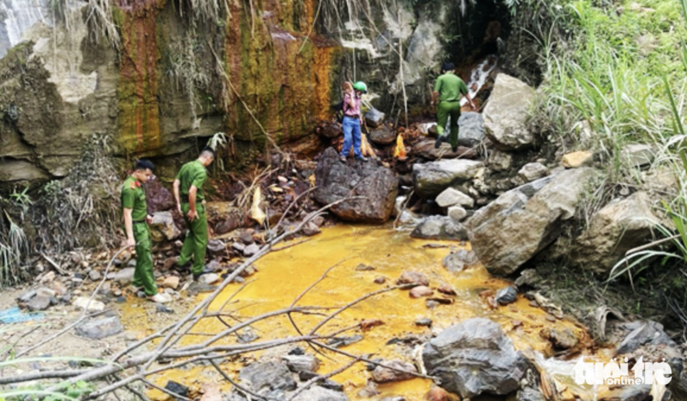 Police officers and officials investigate the cause of mass fish die-off in a stream in Nghe An Province. Photo: Huy Nham / Tuoi Tre