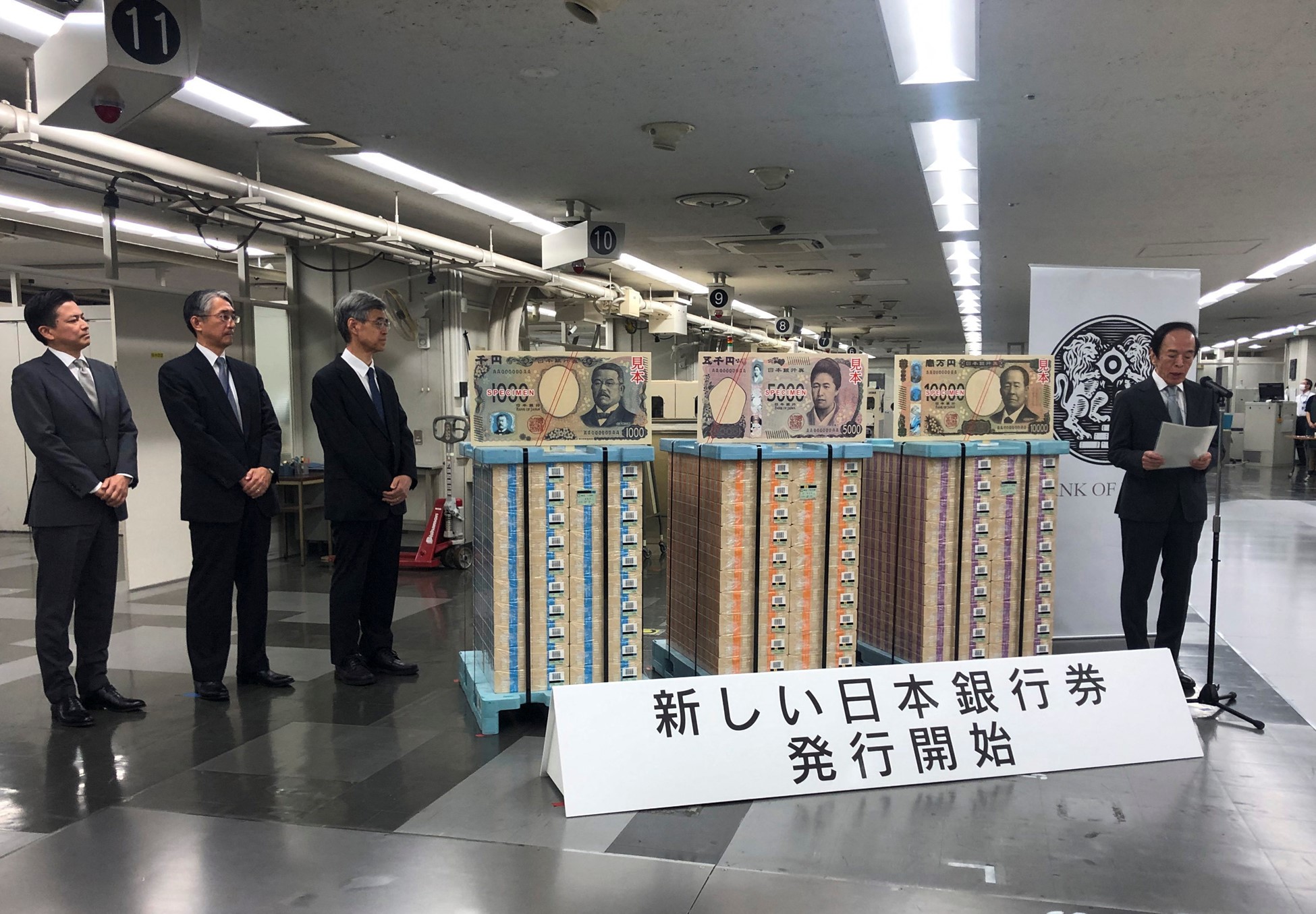 Officials including Bank of Japan (BOJ) Governor Kazuo Ueda, Deputy Governor Ryozo Himino and Executive Director Hirohide Kouguchi attend a commemorative event on the day of the new notes of 10,000 yen, 5,000 yen and 1,000 yen went into circulation, at the BOJ headquarters in Tokyo, Japan July 3, 2024. Photo: Reuters