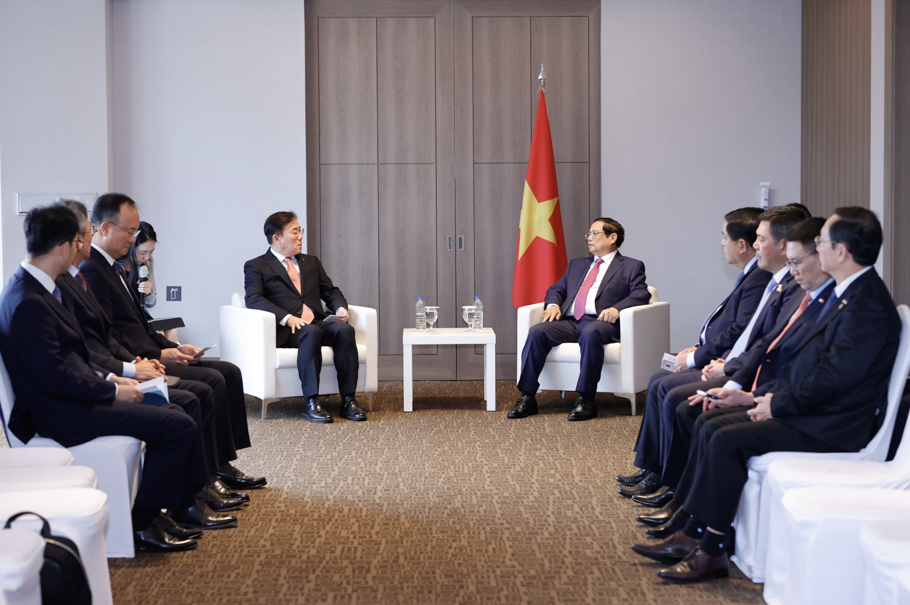 Vietnam’s Prime Minister Pham Minh Chinh (R) welcomes LG Display’s plan to expand its production scale in Vietnam. Photo: Nhat Bac