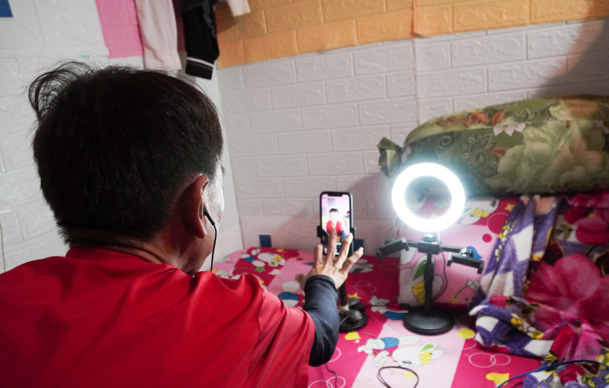 Phung Minh Hau, a 29-year-old resident of Long Hai Town in Ba Ria-Vung Tau Province, southern Vietnam, during a live session. Photo: An Vi / Tuoi Tre