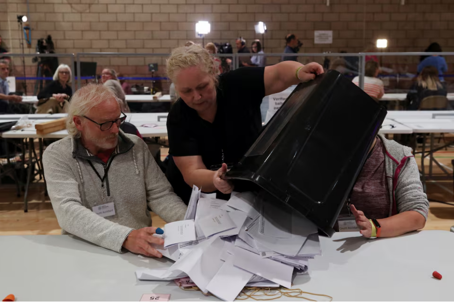 Staff count ballot papers for Richmond and Northallerton during the UK election in Northallerton, Britain, July 4, 2024. Photo: Reuters