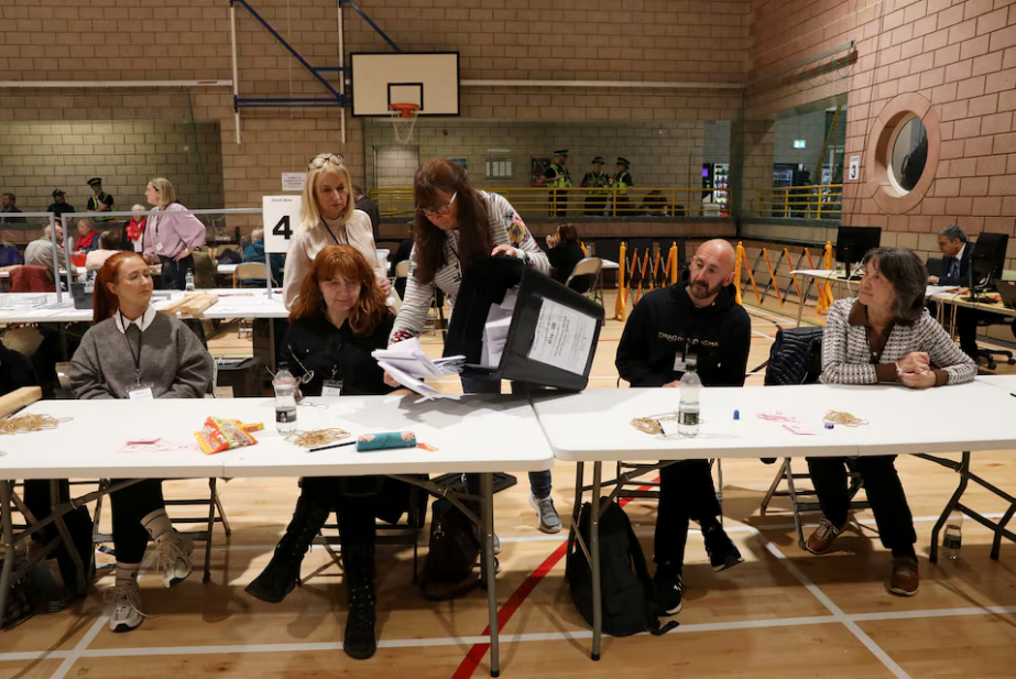 Staff count ballot papers for Richmond and Northallerton during the UK election in Northallerton, Britain, July 4, 2024. Photo: Reuters