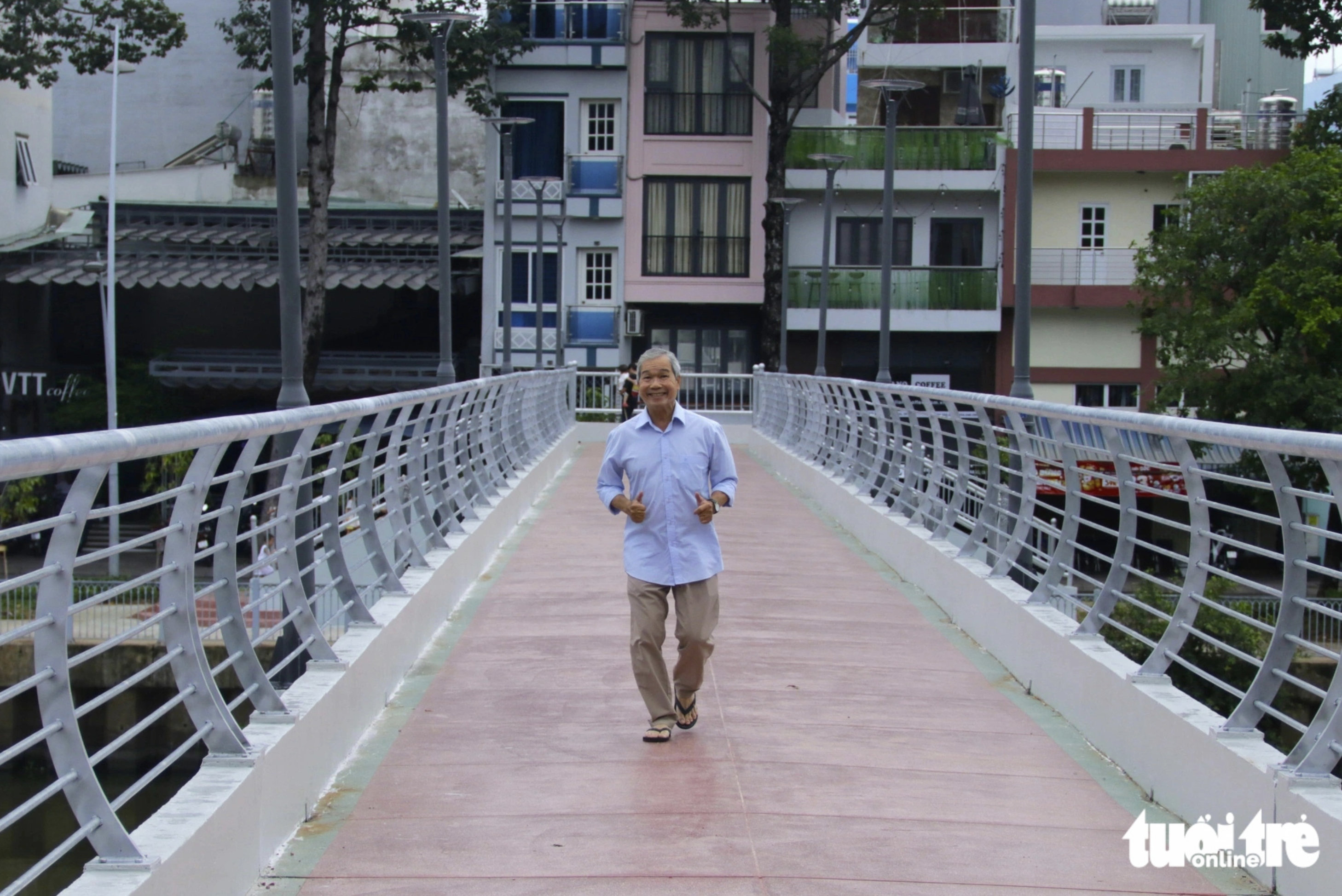 Residents and tourists can walk on the footbridge over Nhieu Loc - Thi Nghe Canal in downtown Ho Chi Minh City to admire the canal and get some fresh air in the morning and evening. Photo: Tien Quoc / Tuoi Tre