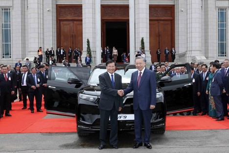 Vietnamese State President To Lam (R) shakes hands with General Secretary of the Lao People's Revolutionary Party and President of Laos Thongloun Sisoulith. Photo: Vietnam News Agency