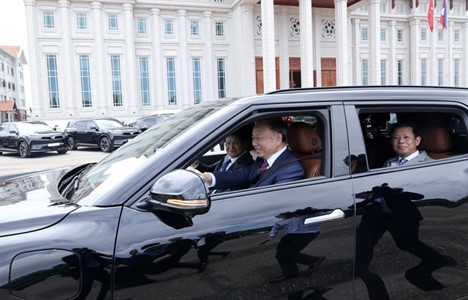 Vietnamese State President To Lam drives a VinFast electric car carrying General Secretary of the Lao People's Revolutionary Party and President of Laos Thongloun Sisoulith. Photo: Vietnam News Agency