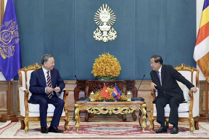 Vietnamese State President To Lam (L) and President of the Cambodian Senate Hun Sen are seen at their talks in Phnom Penh on July 12, 2024. Photo: Vietnam News Agency