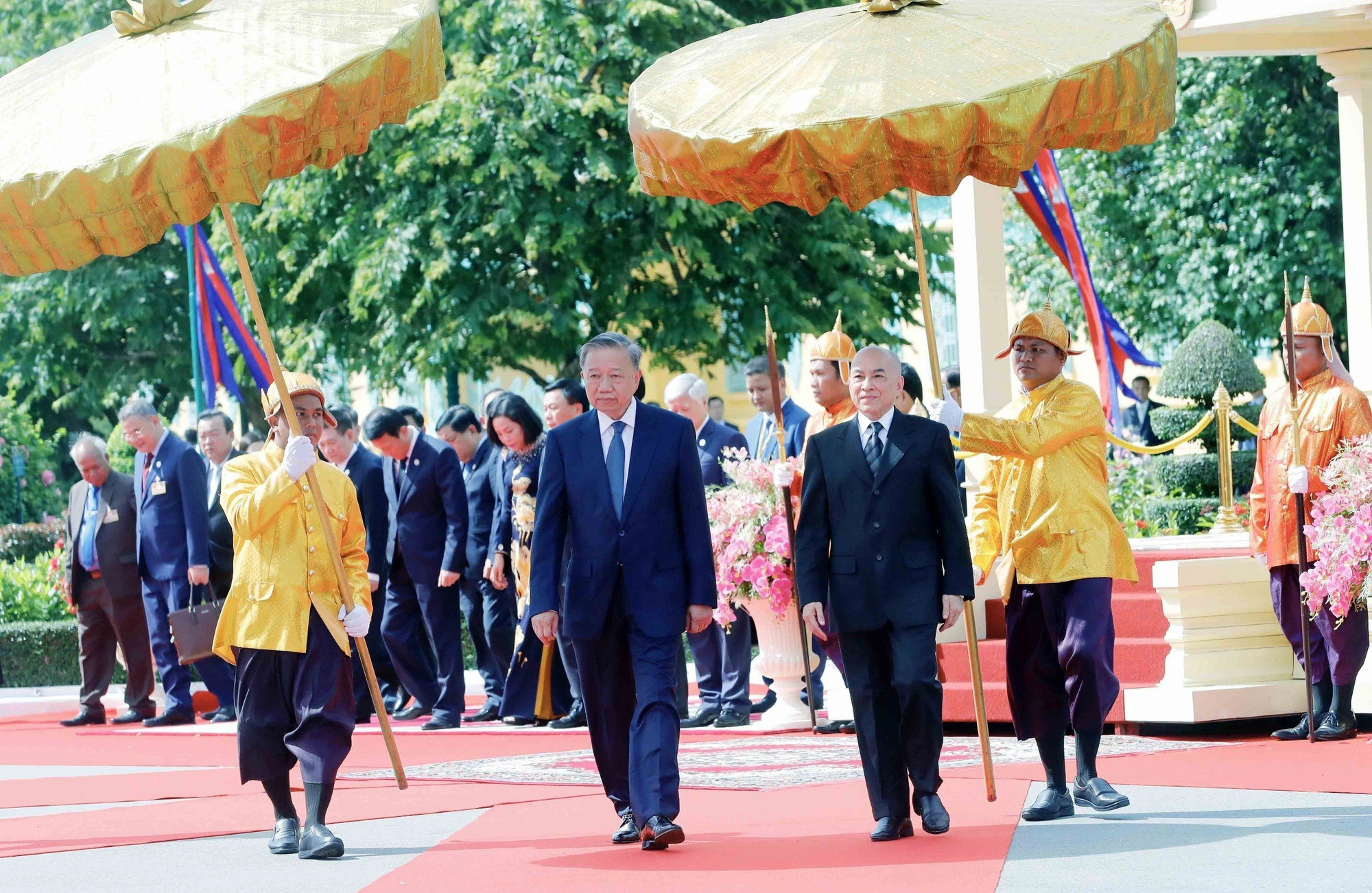 Cambodian King Norodom Sihamoni and Vietnamese State President To Lam review the honor guard at the Royal Palace in Phnom Penh, July 12, 2024. Photo: Vietnam News Agency
