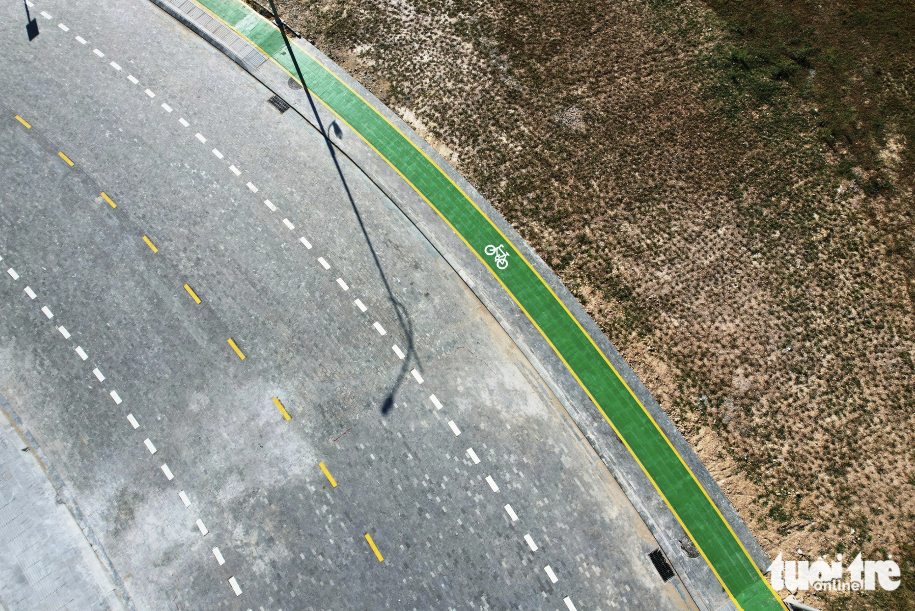 A section of a pavement in Hue City painted green for bicyclists. Photo: Nhat Linh / Tuoi Tre