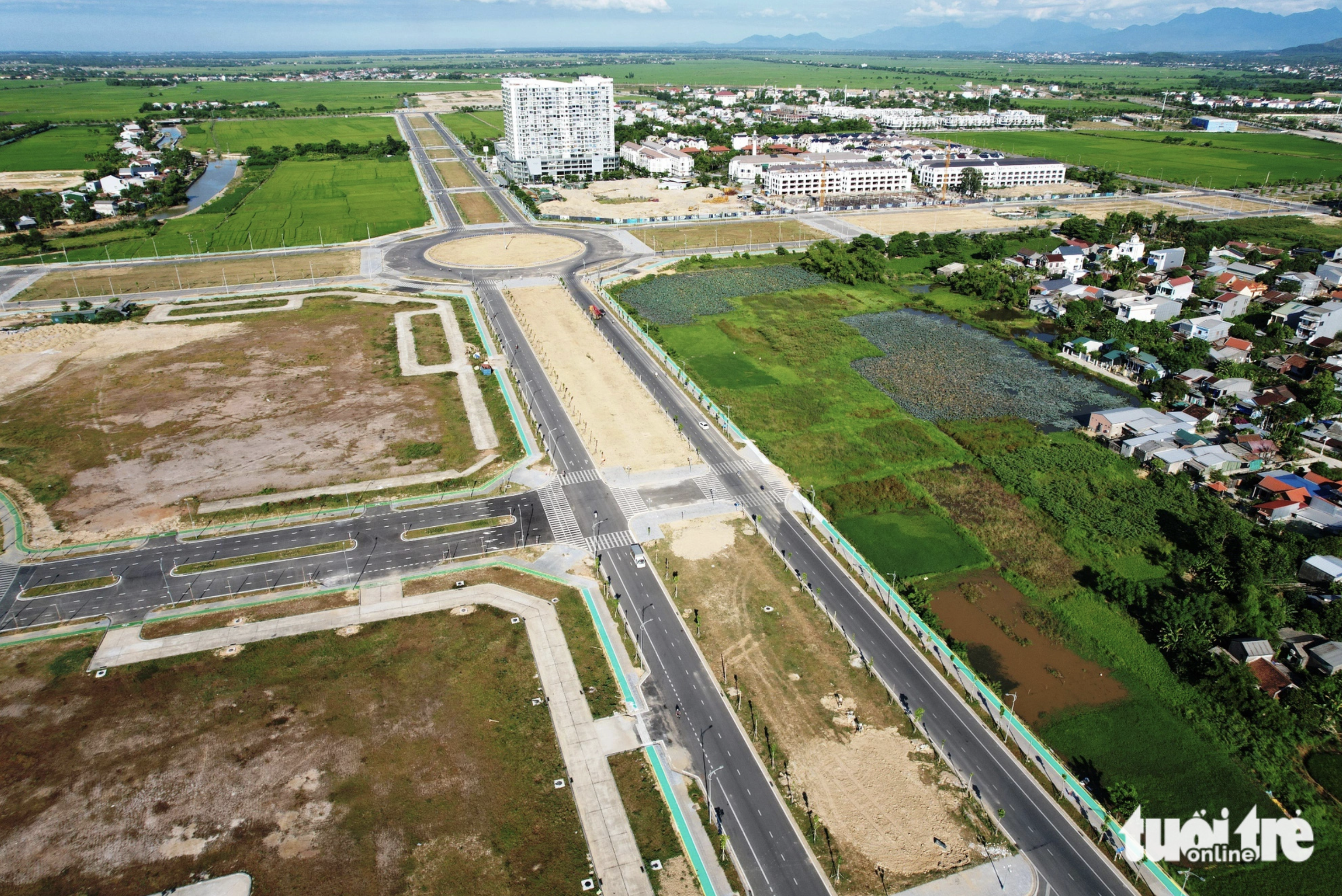 Workers are stepping up efforts to complete the painting of bike lanes on main routes in An Van Duong New Urban Area in Hue City. Photo: Nhat Linh / Tuoi Tre
