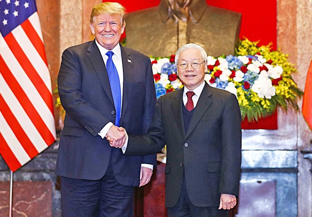 Vietnamese Party General Secretary and State President Nguyen Phu Trong (R) shakes hands with U.S. President Donald Trump in Hanoi on February 27, 2019. Photo: Nguyen Khanh / Tuoi Tre