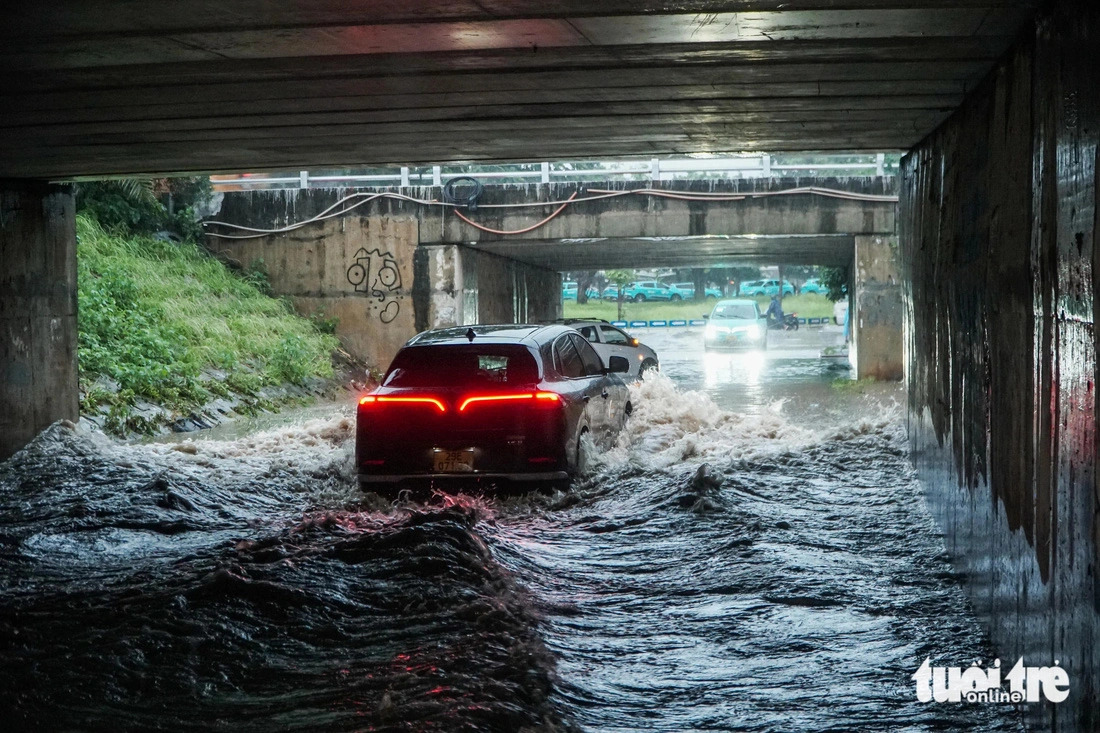 Cars are seen crossing a submerged tunnel section of Thang Long Avenue in Hanoi during the torrential rain on July 23, 2024. Photo: Pham Tuan / Tuoi Tre