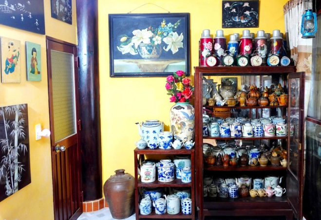 A corner in his house is used to display many teapots which are 70 years old to hundreds of years old.