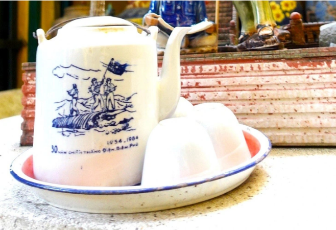 A teapot and cups in commemoration of the 30th anniversary of the Dien Bien Phu victory.