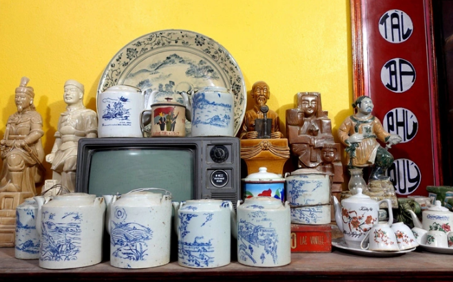 Some antique Bat Trang teapots with patterns featuring the wars in Vietnam, the new year celebration and happy families.