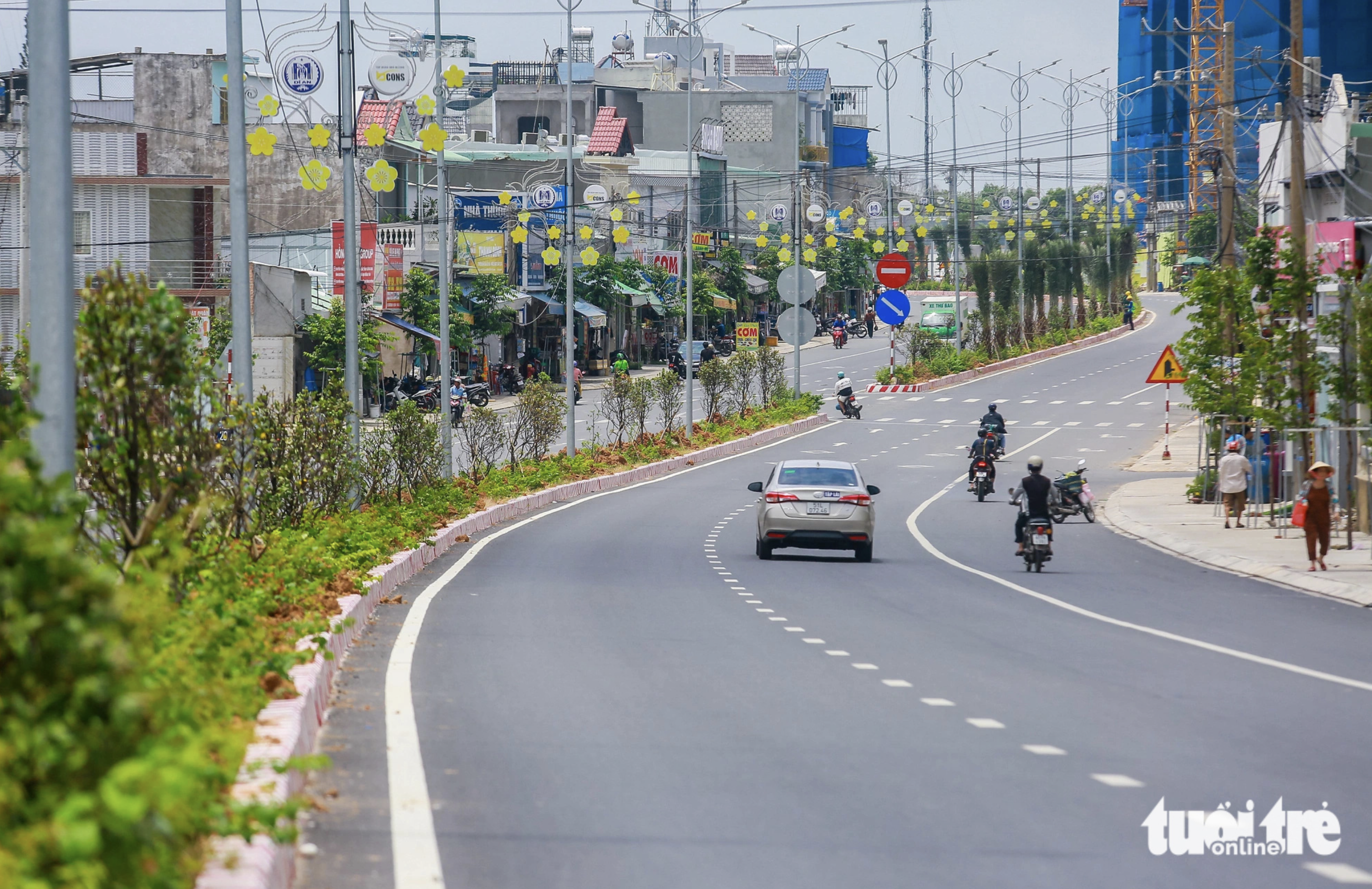 A photo of median strips adorned with greenery on the road linking Di An City, Binh Duong Province and the new Mien Dong (Eastern) Bus Station in Ho Chi Minh City. Photo: Ba Son / Tuoi Tre