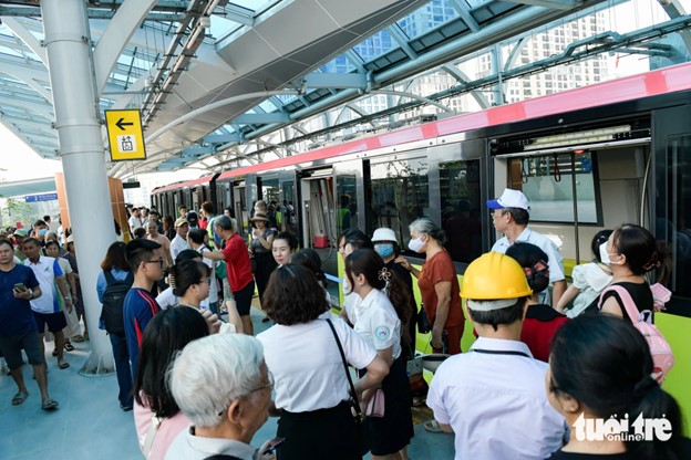 A large number of passengers wait at Nhon Station on August 8, 2024.