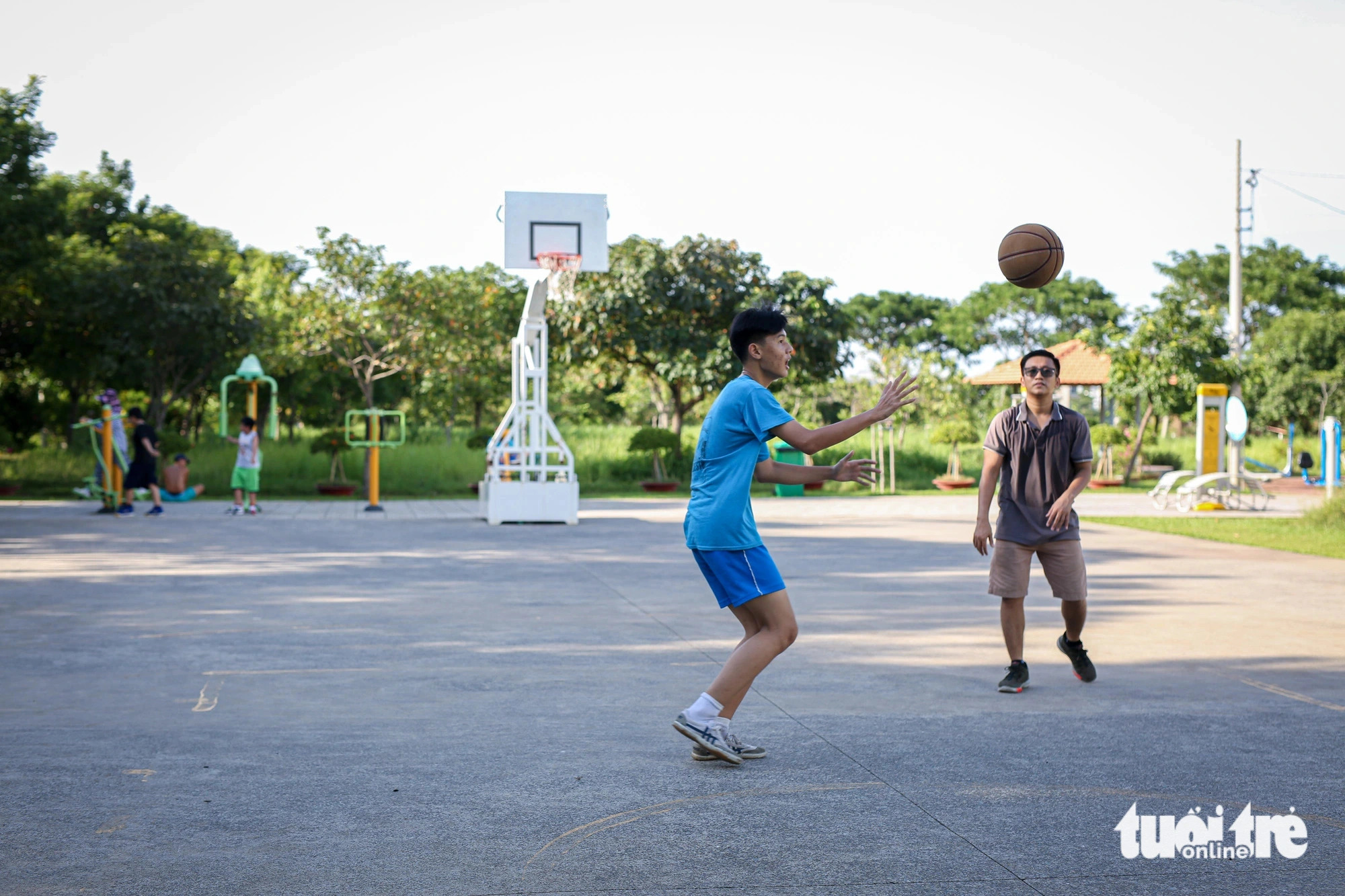 Trong Nhan (wearing glasses), a 25-year-old visitor to the park, said that the space has not received adequate investment, adding that more residents would likely visit the park for sport and recreation if it was complete. Photo: Phuong Quyen / Tuoi Tre