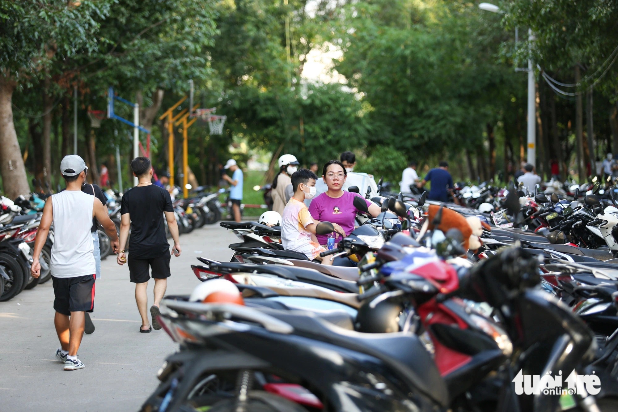 A huge number of visitors go to the park early in the morning and late in the afternoon to do physical exercises. Photo: Phuong Quyen / Tuoi Tre