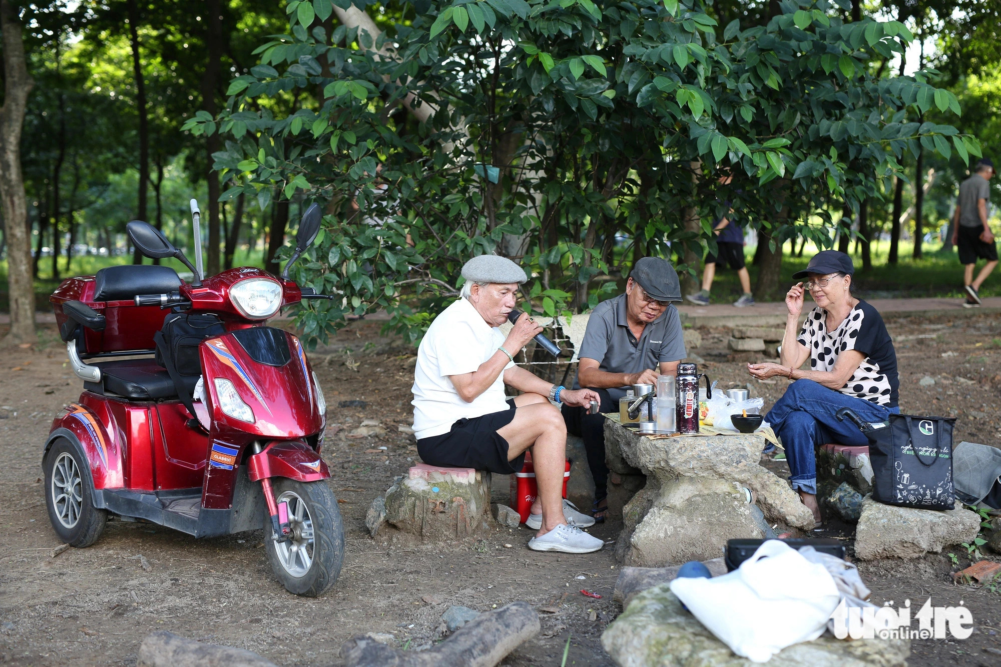 A group of residents enjoy themselves at the park. Photo: Phuong Quyen / Tuoi Tre