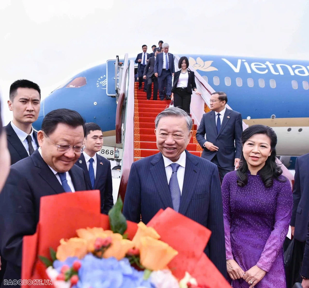 Vietnamese Party General Secretary and State President To Lam (C) and his spouse are welcomed upon their arrival in China’s Guangzhou City for a three-day state visit to the country, August 18, 2024. Photo: The Gioi & Viet Nam (World & Vietnam) newspaper