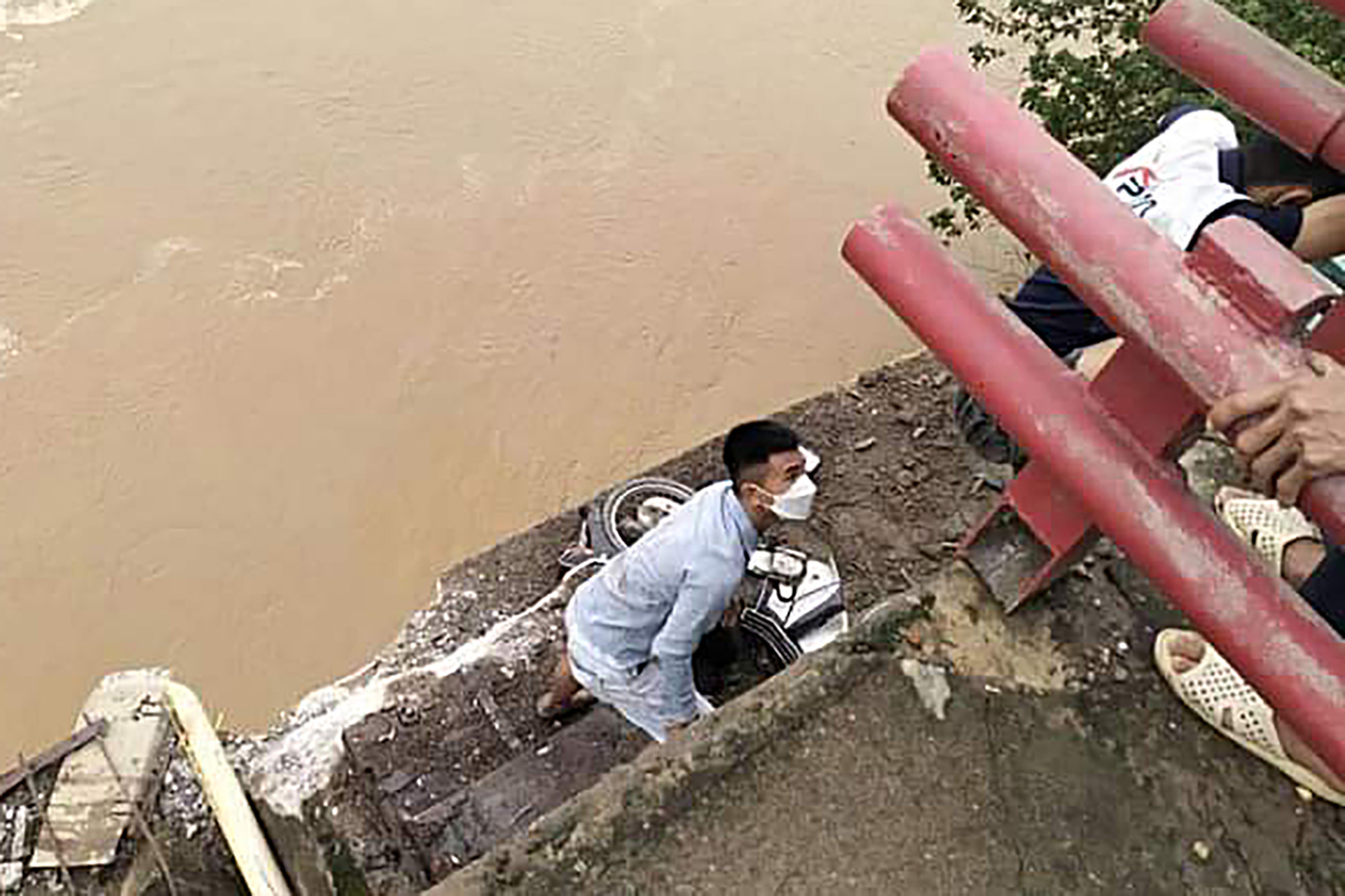 A man falls into the bridge pier and survives after the Phong Chau Bridge collapses in Phu Tho Province, northern Vietnam, September 9, 2024. Photo: Tung Dinh / Tuoi Tre
