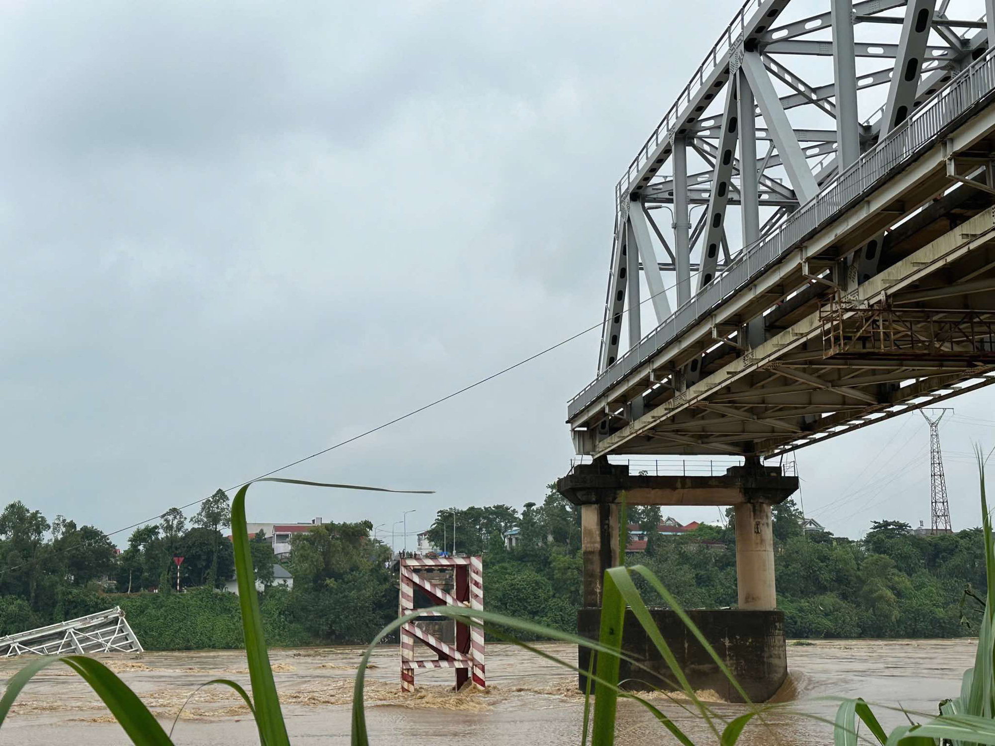 A span is left after two main spans of the Phong Chau Bridge collapses in Phu Tho Province, northern Vietnam, September 9, 2024. Photo: Giang Long / Tuoi Tre