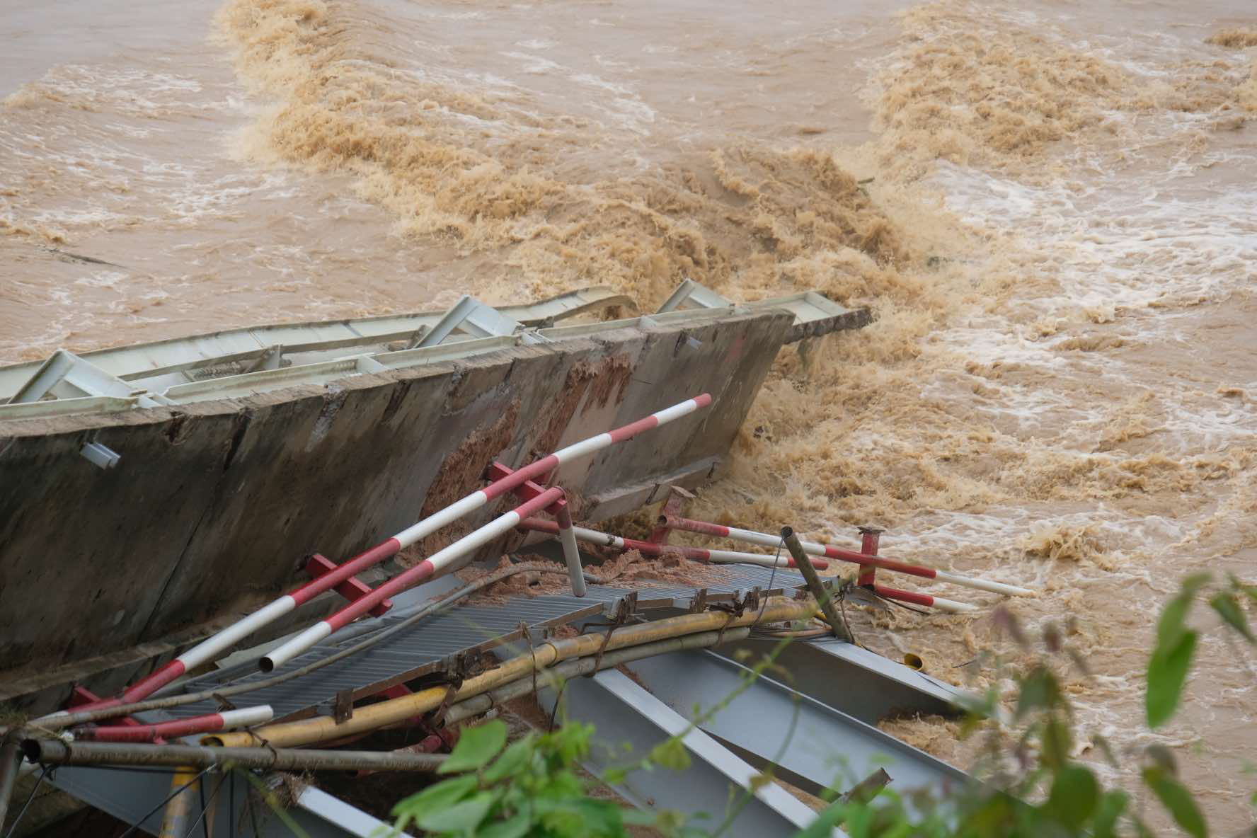 A main span is stuck in the Red River after the Phong Chau Bridge collapses in Phu Tho Province, northern Vietnam, September 9, 2024. Photo: Tran Quy / Tuoi Tre