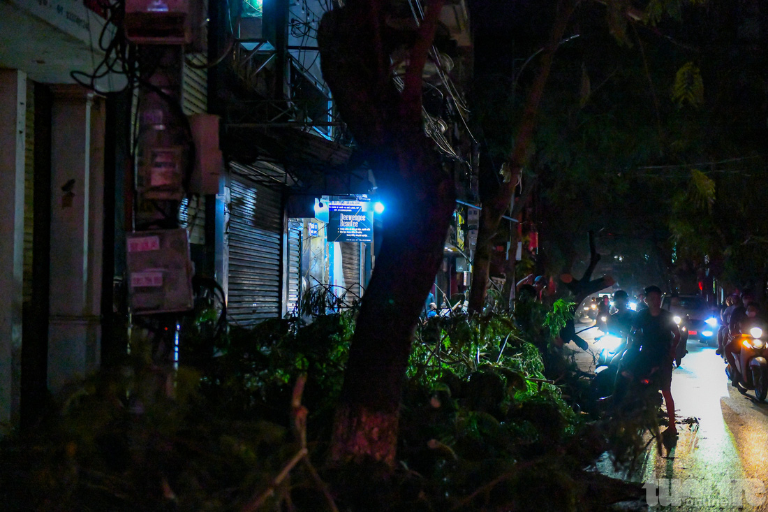 Ho Sen Street still experiences an extended power outage in Hai Phong City, northern Vietnam, September 8, 2024. Photo: Nam Tran / Tuoi Tre
