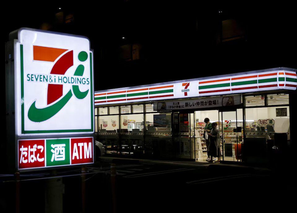 Shoppers walk out from a Seven & I Holdings' 7-Eleven convenience store in Tokyo, Japan, April 7, 2016. Photo: Reuters
