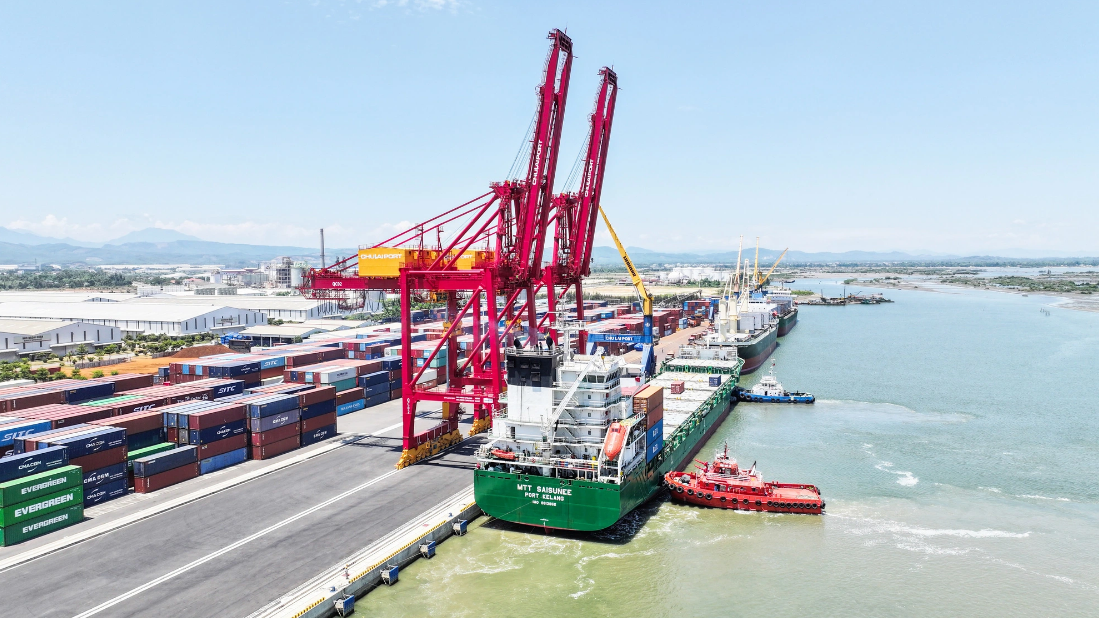 MTT SAISUNEE, a container vessel owned by RCL, docks at Chu Lai Port in Quang Nam Province to prepare for the transportation of THACO AUTO’s batch to India