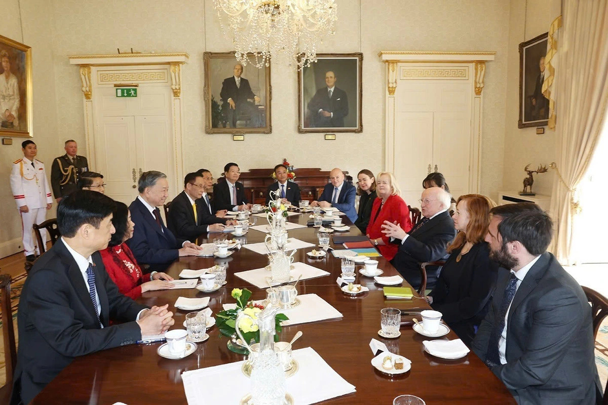 An overview of the talks between a Vietnamese delegation led by Party General Secretary and State President To Lam (L) and its Irish counterpart headed by President Michael D. Higgins in Dublin, Ireland on October 2, 2024. Photo: Vietnam News Agency