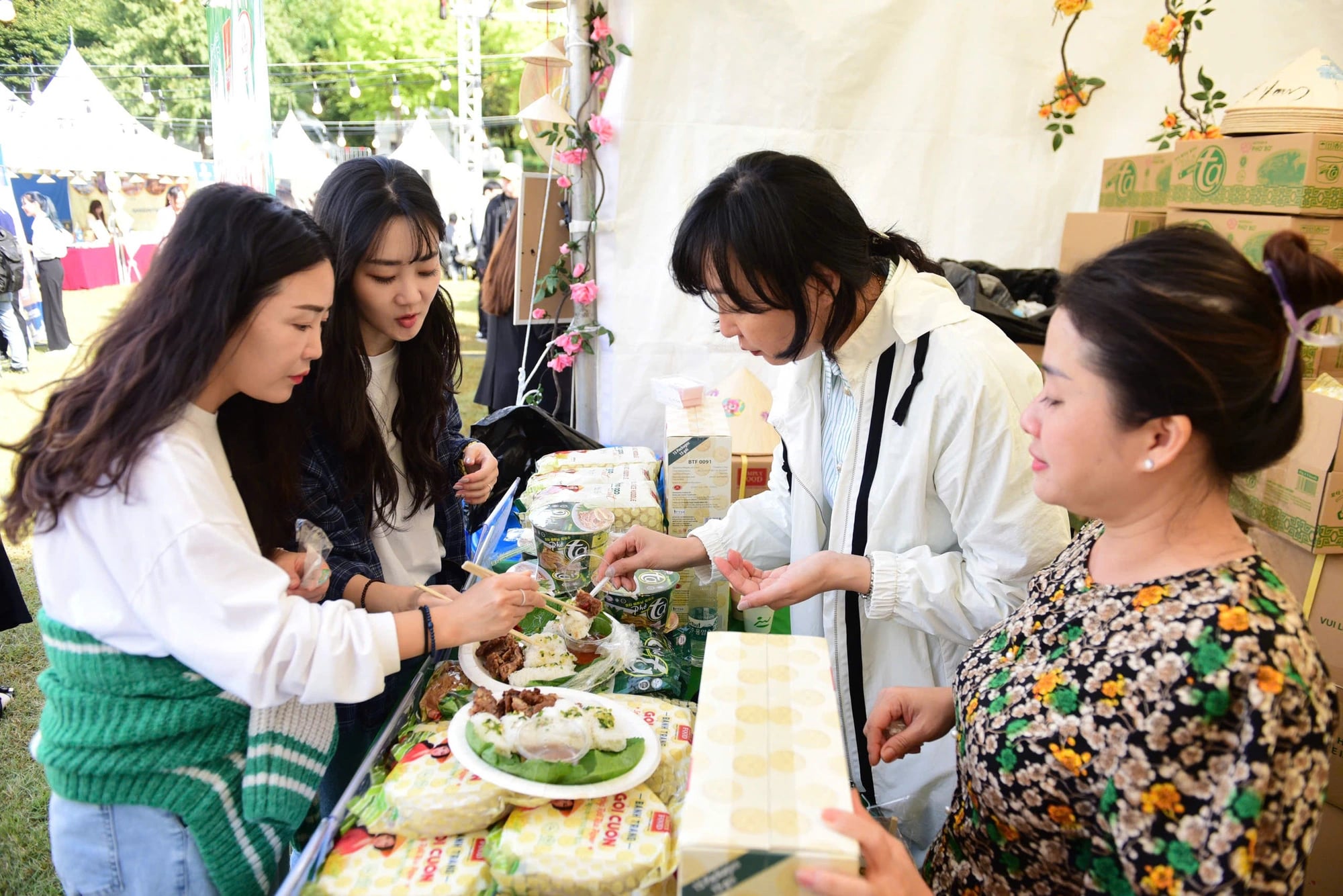 Festival-goers visit a booth showcasing other Vietnamese delicacies at the Vietnam phở Festival 2024 in Seoul on October 5, 2024. Photo: Duyen Phan / Tuoi Tre