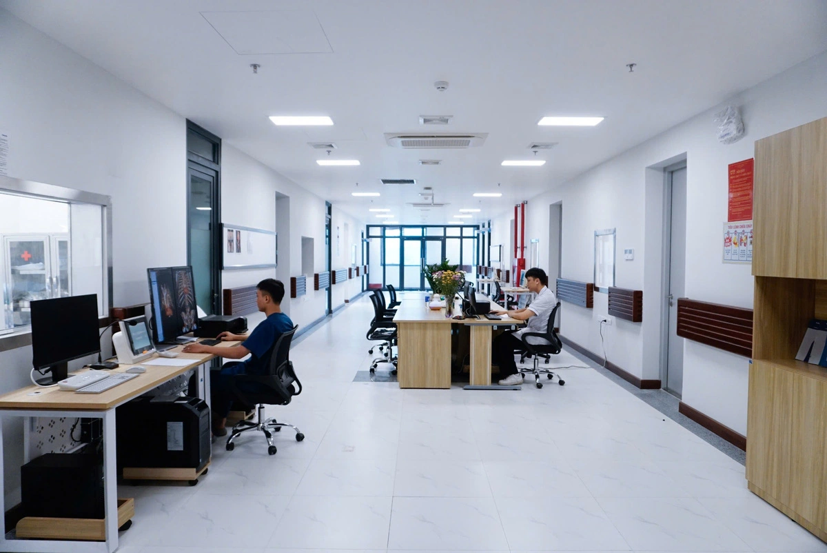 Two medical workers at Hanoi Children’s Hospital. Photo: Nguyen Hien / Tuoi Tre