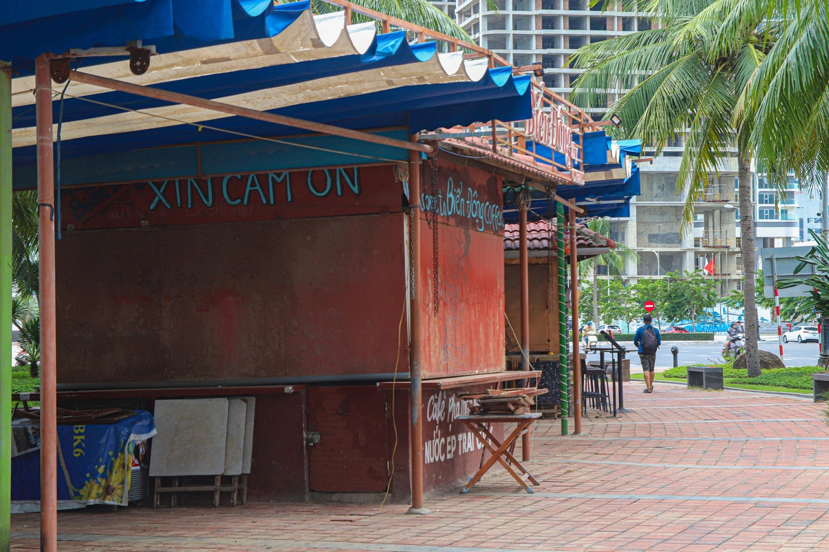 Some vendors have closed but have not yet agreed to vacate the premises along the coastline in Da Nang, central Vietnam. Photo: Thanh Nguyen / Tuoi Tre