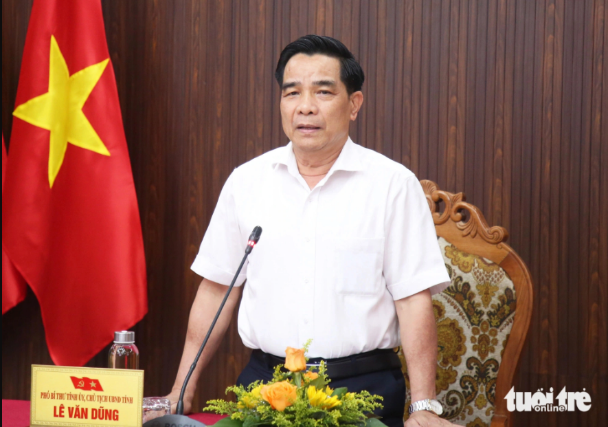 Le Van Dung, chairman of the Quang Nam People’s Committee, discusses the Chu Lai airport upgrade project at a press briefing on October 9, 2024. Photo: Le Trung / Tuoi Tre