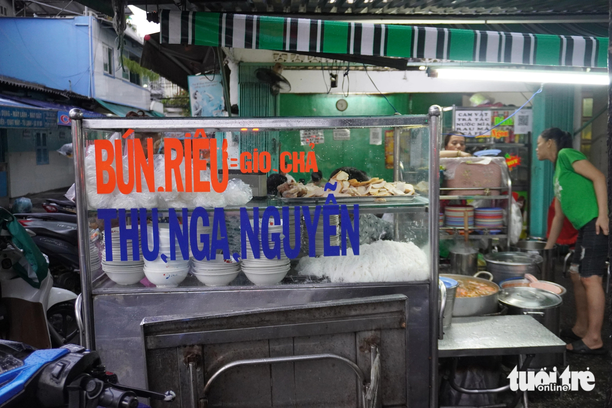Nga’s ‘bún riêu cua’ (Vietnamese minced crab vermicelli soup) shop on Nguyen Huu Hao Street in District 4, Ho Chi Minh City. Photo: Thuy Linh / Tuoi Tre