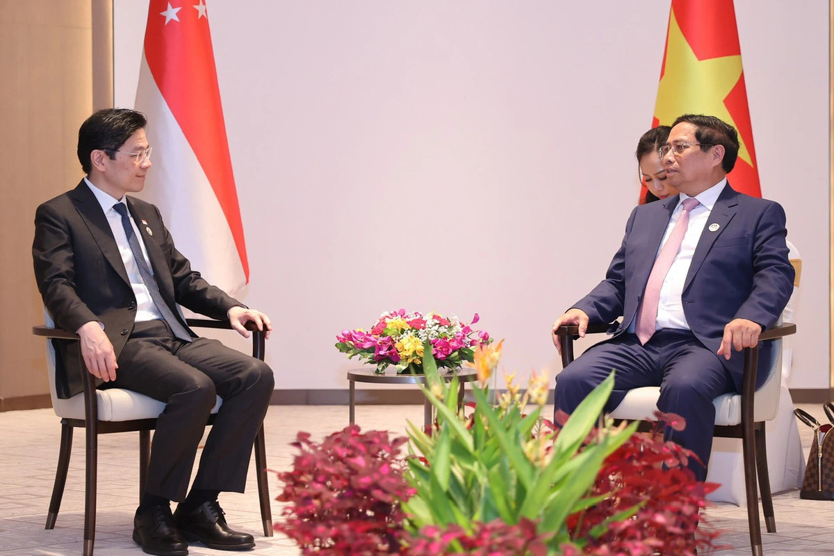 Singaporean Prime Minister Lawrence Wong (L) and his Vietnamese counterpart Pham Minh Chinh at a meeting held on the sidelines of the 44th and 45th ASEAN Summits and Related Summits in Vientiane, Laos on October 9, 2024. Photo: Doan Bac / Tuoi Tre