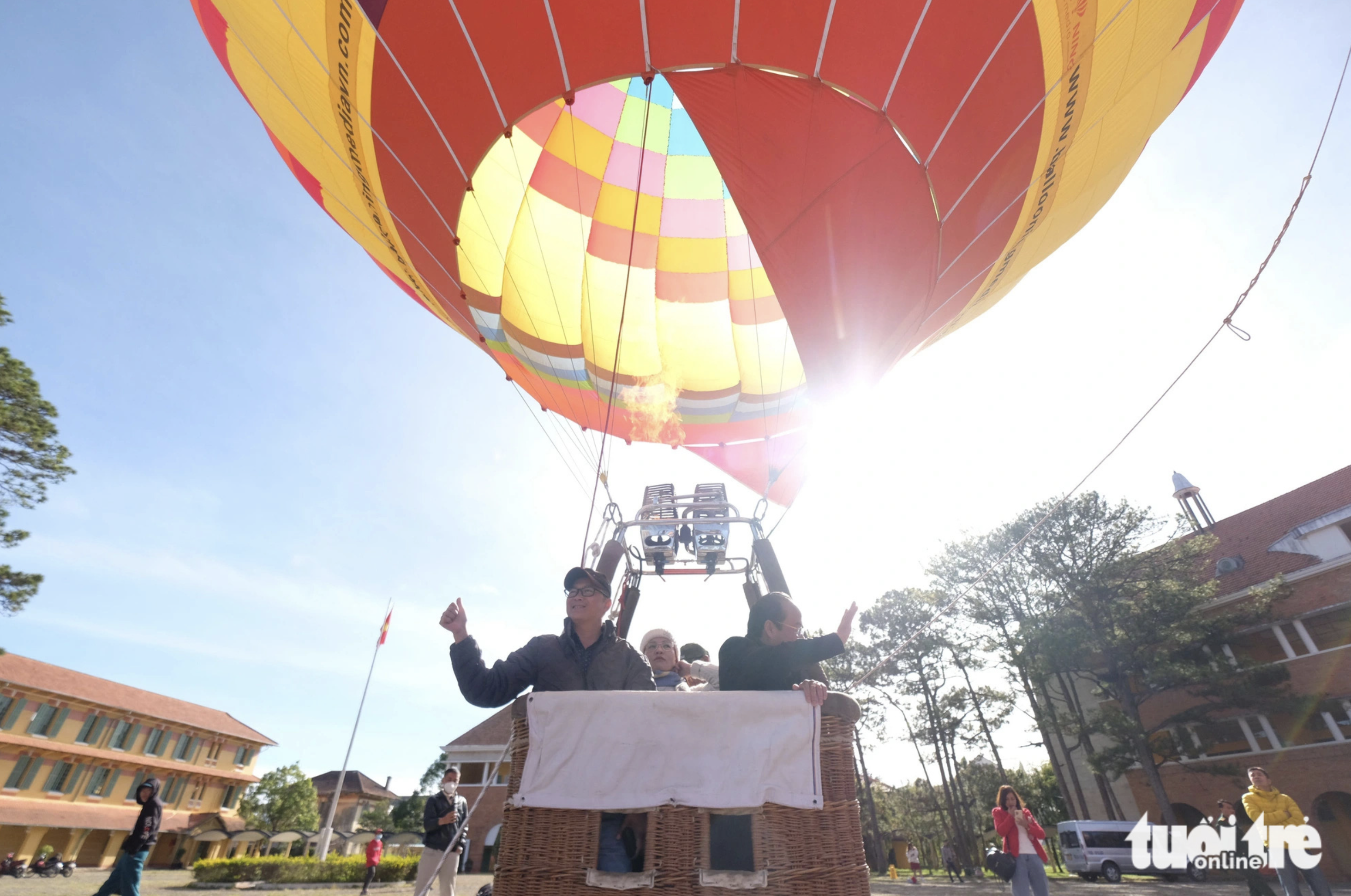 Tourists were amazed by a hot-air balloon ride during the Da Lat Flower Festival in 2022. Photo: M.V. / Tuoi Tre 