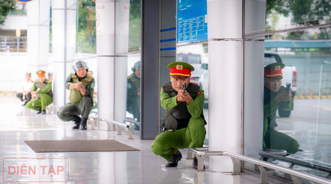  Police officers in a fight against terrorists at Noi Bai International Airport during a drill on October 31, 2024. Photo: Phan Cong / Tuoi Tre